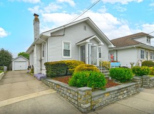 3076 Roxbury Rd, Oceanside, NY 11572