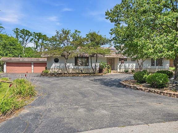 2nd image of 90 Graymoor Ln