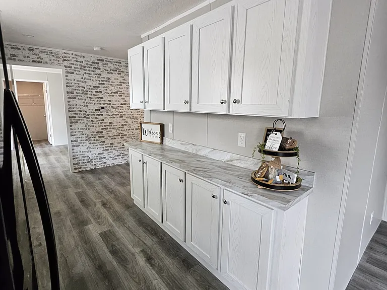 Hillview — Photo 19