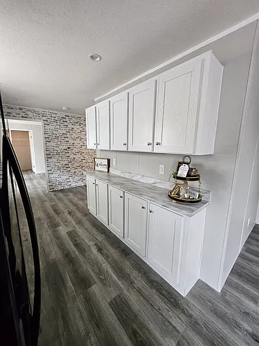 Lindale Manor Photo 1