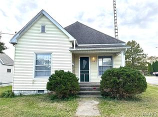 212 W Helen Ave, Christopher, IL 62822