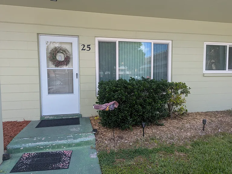 Entrance to 1st floor unit 25
