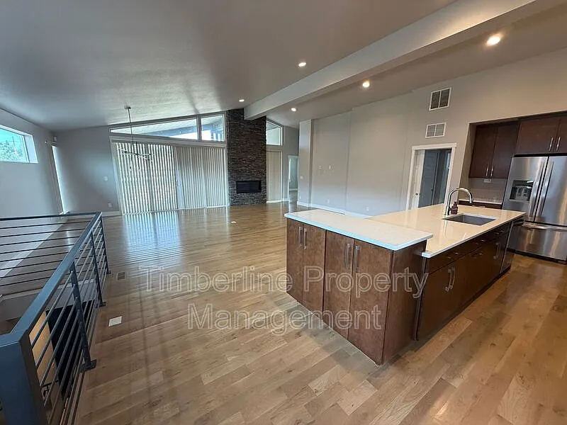 4 bed, 3.0 bath, 3489 sqft, $3,800 — Photo 4