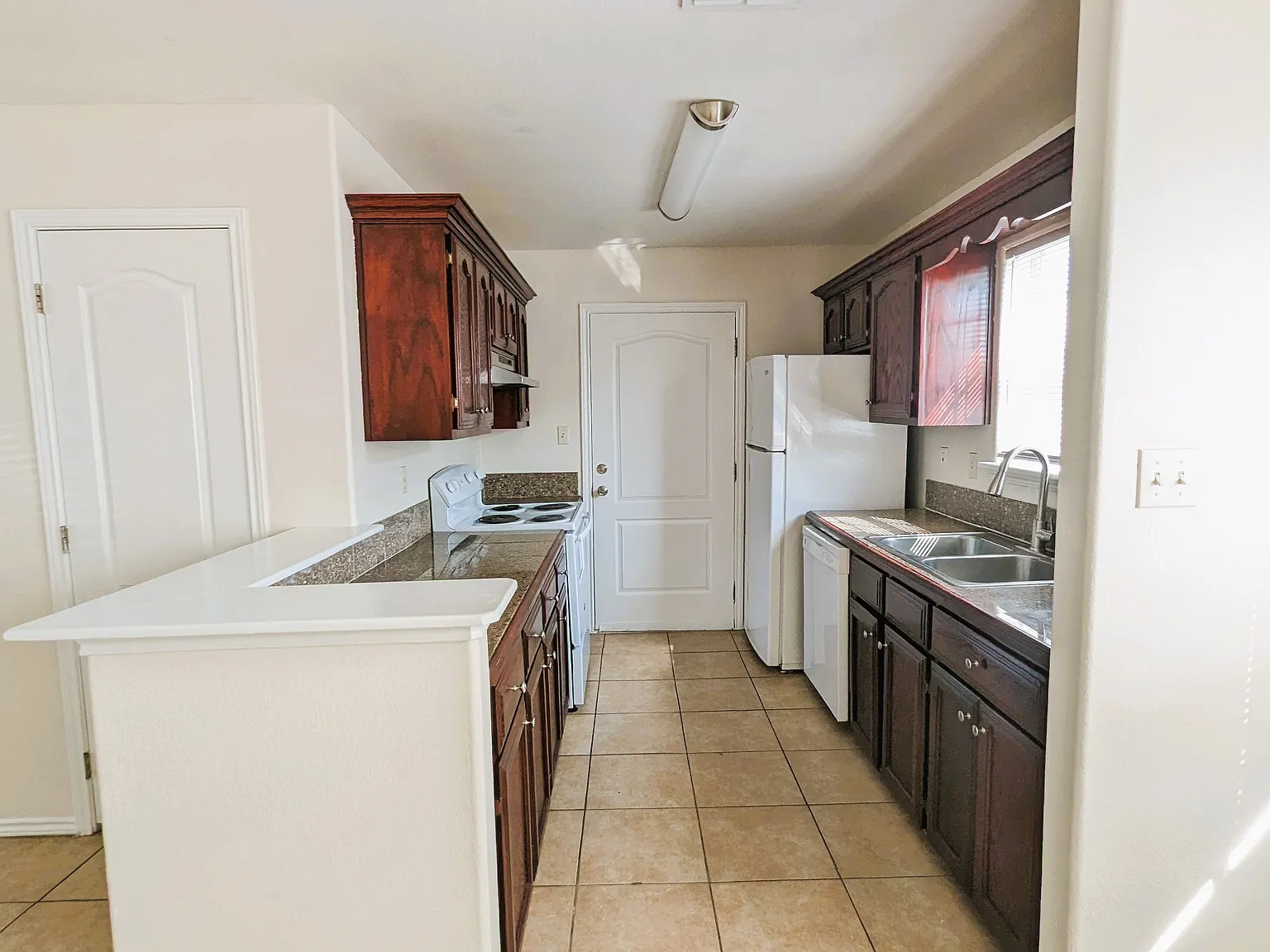 3 bed, 1200 sqft, $1,300 — Photo 3