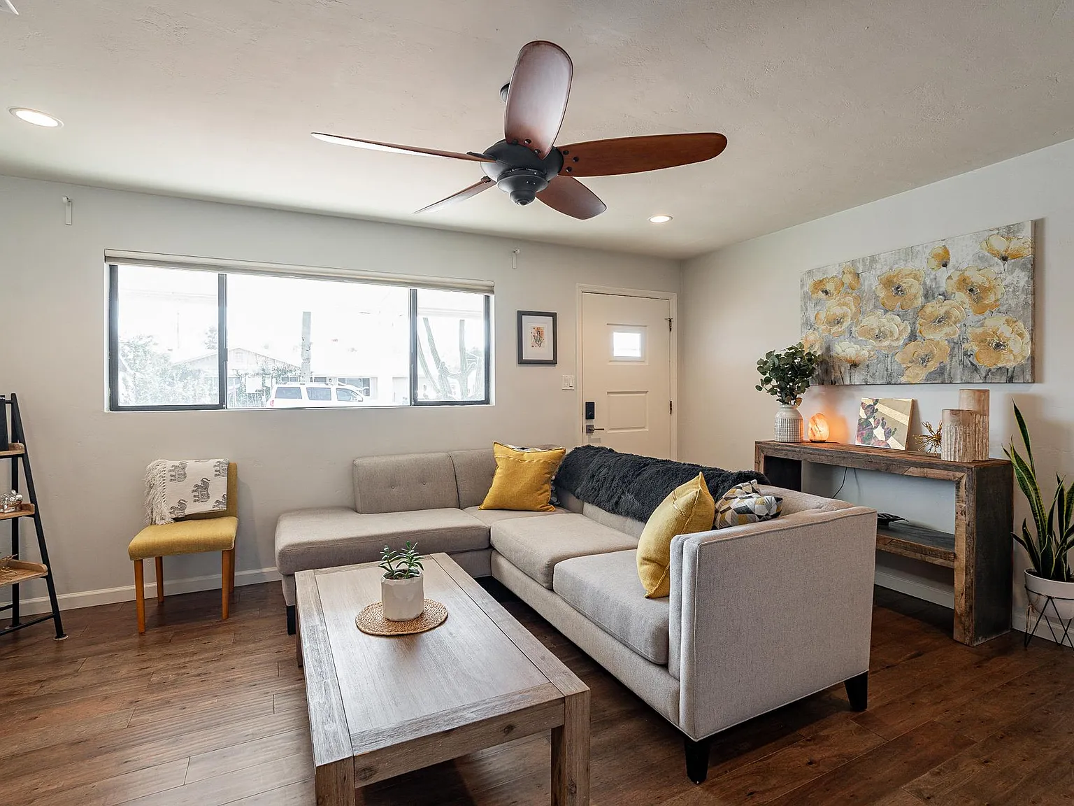 216 E Orchid Ln — Photo 3
