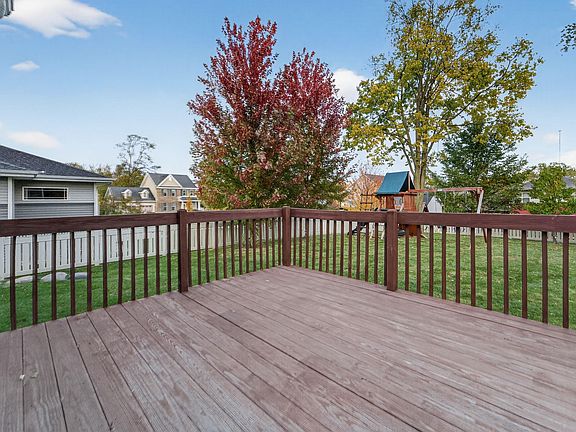 3rd image of 405 Blue Moon Dr