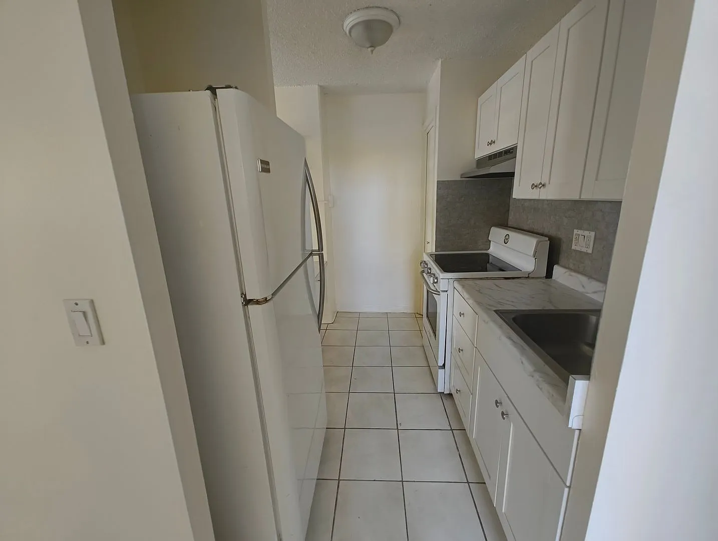 2 Bedroom 1.5 Bath Condo in Waikiki Available 10/16/2026! — Photo 3