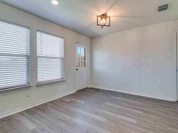 5th image of 312 Stanford Dr
