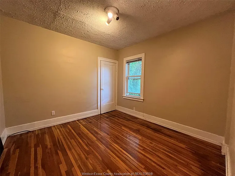 2423 Princess Ave — Photo 16