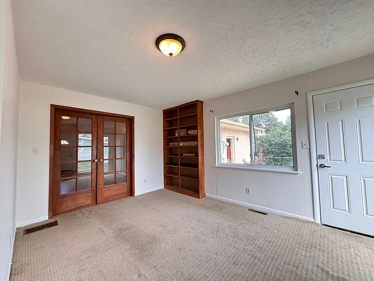 609 Duke Ln — Photo 7