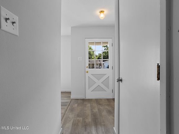 4th image of 6105 Lancaster Blvd