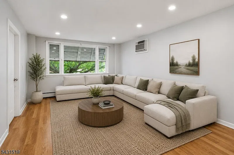 2 bed, 1.0 bath, $2,700 — Photo 3