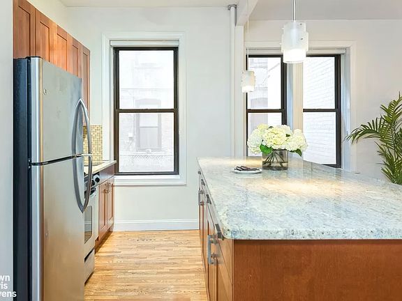 3rd image of 418 Saint Johns Pl APT 1F