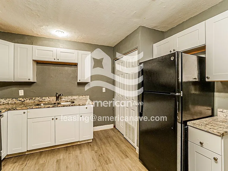 332811_004_kitchen_5.jpg