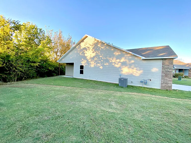 1177 S Springfield Dr — Photo 6