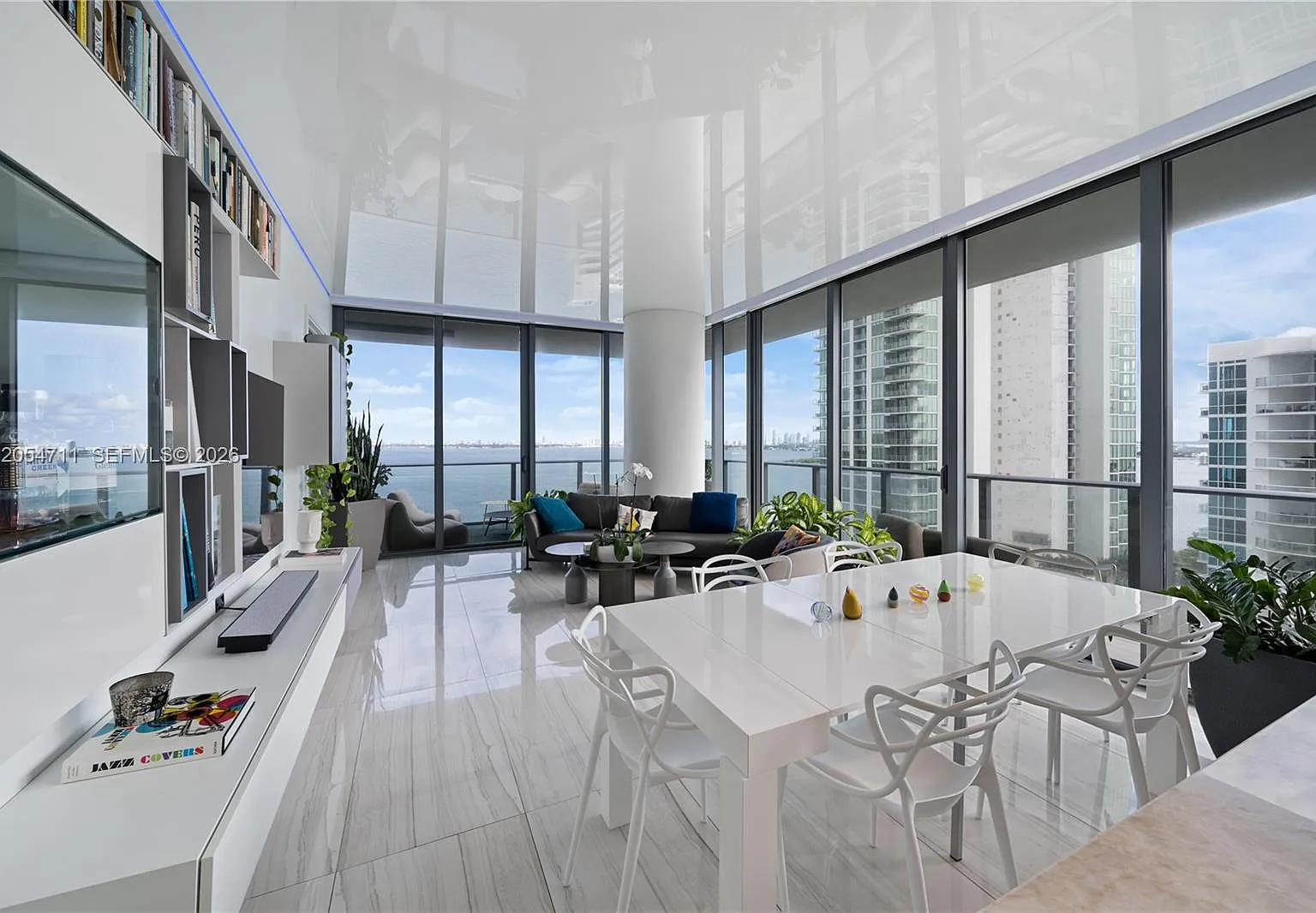 Gran Paraiso Condo — Photo 1