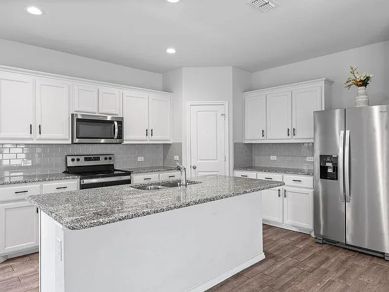 1024 Runnels Ln — Photo 5