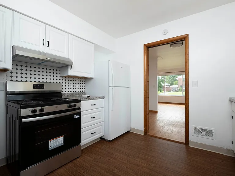 3174 Sherbrooke Rd #LOWER — Photo 1