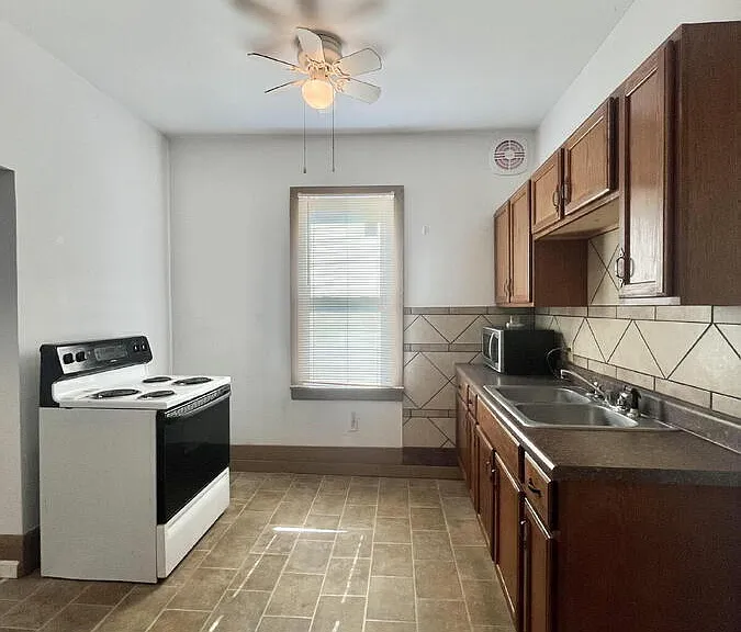 119 W Sainte Marie St #C — Photo 8