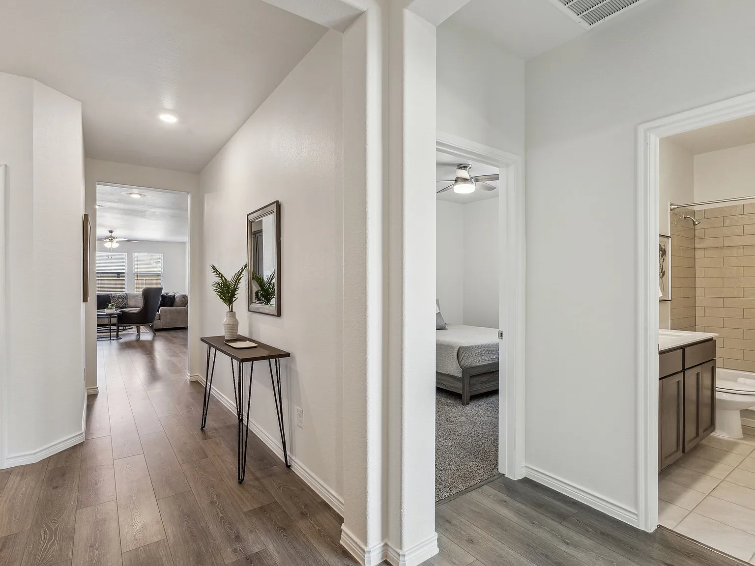 5 bed, 2528 sqft, $7,970 — Photo 3