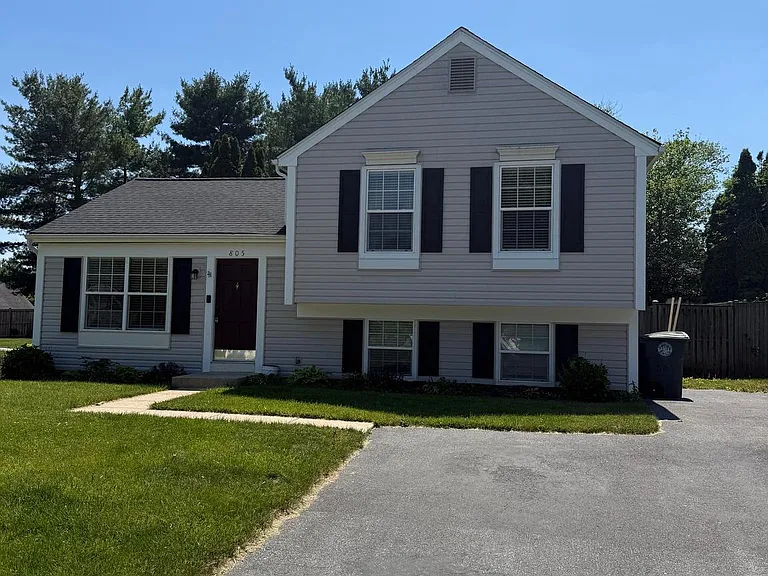 805 London Ct — Photo 4
