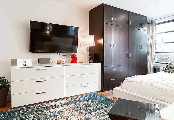 2nd image of 120 E 4th St #1L