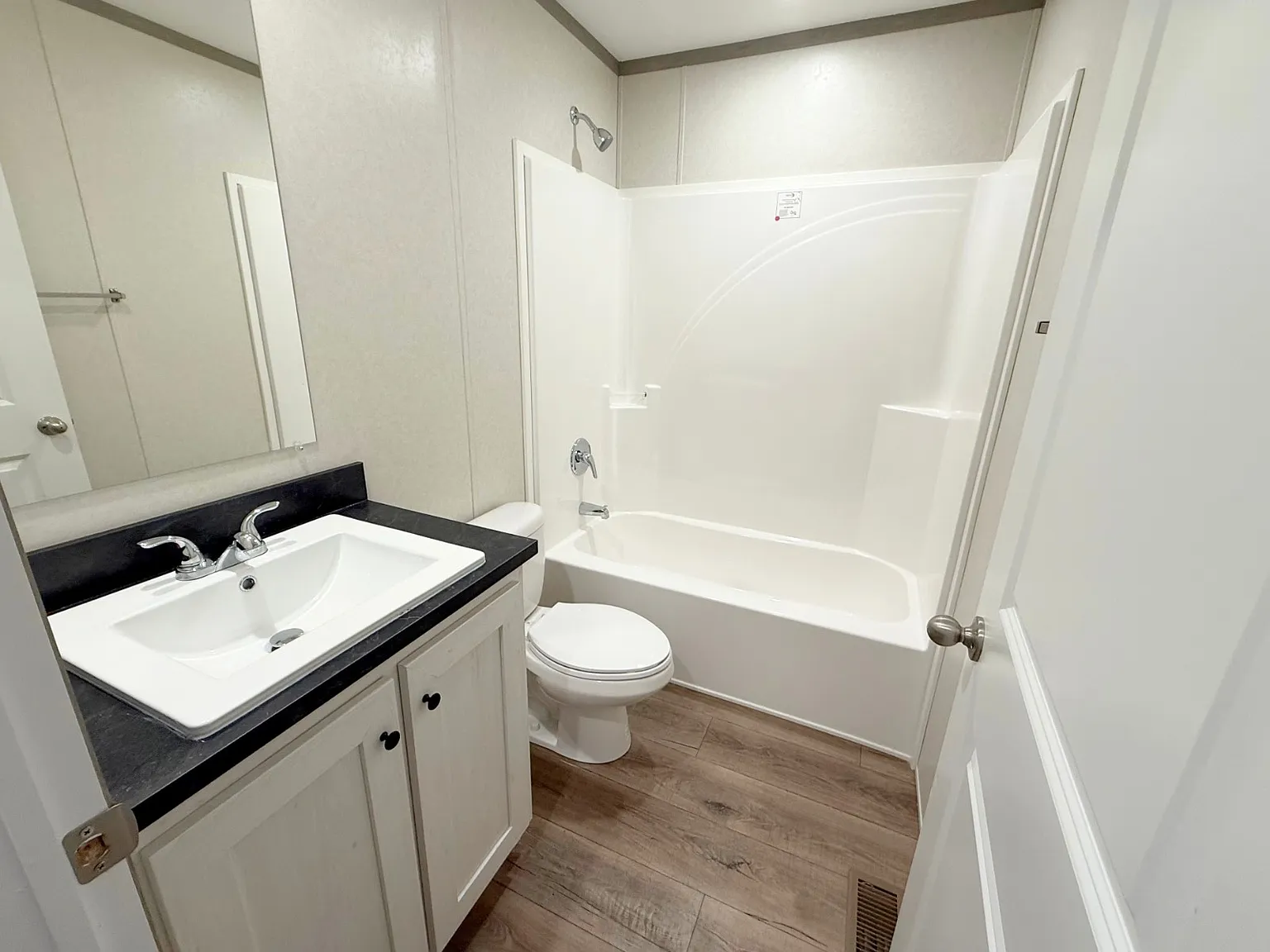 3 bed, 2.0 bath, 1120 sqft, $1,245 — Photo 3