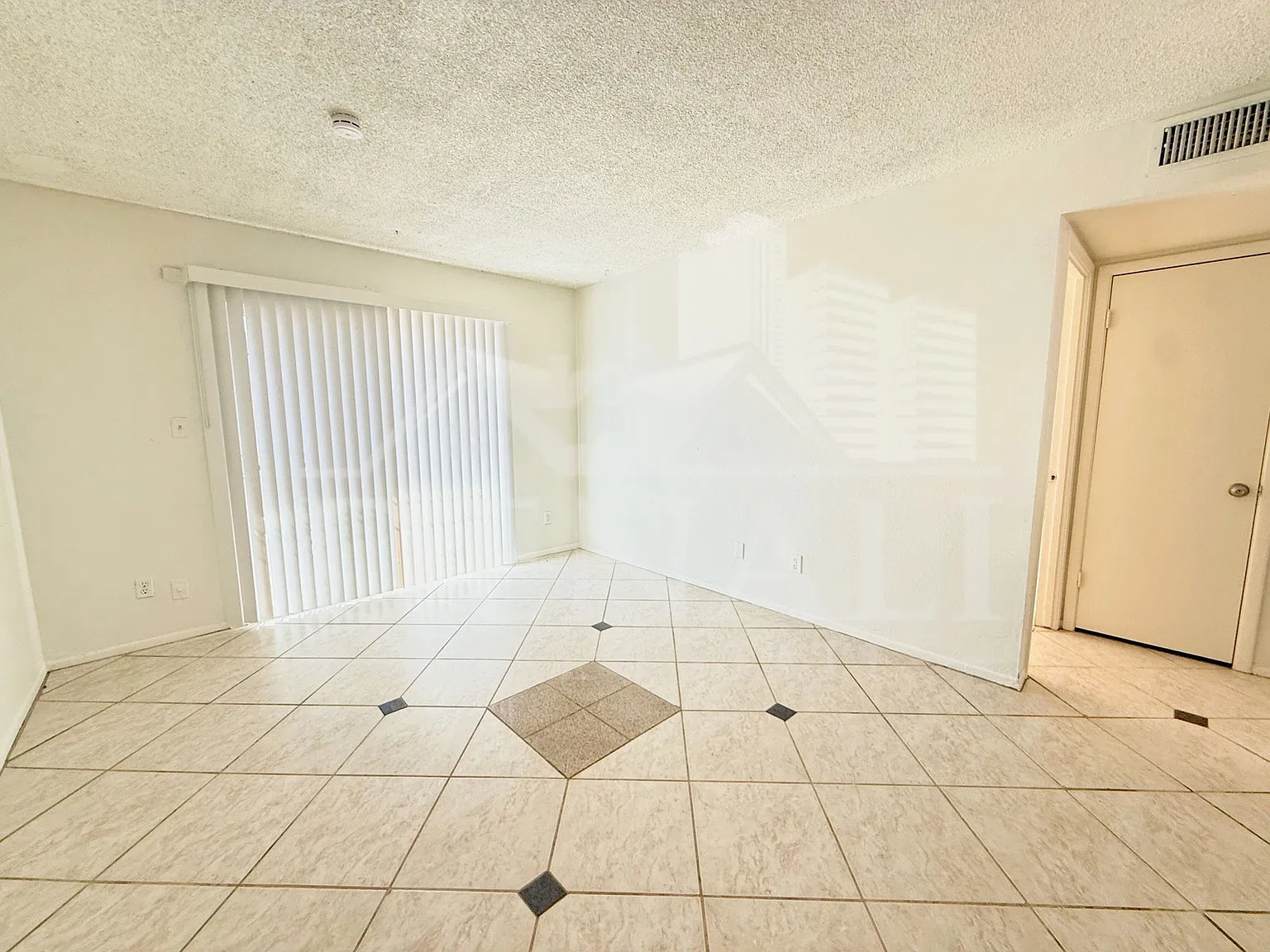 2 bed, 1.0 bath, 792 sqft, $1,095 — Photo 3