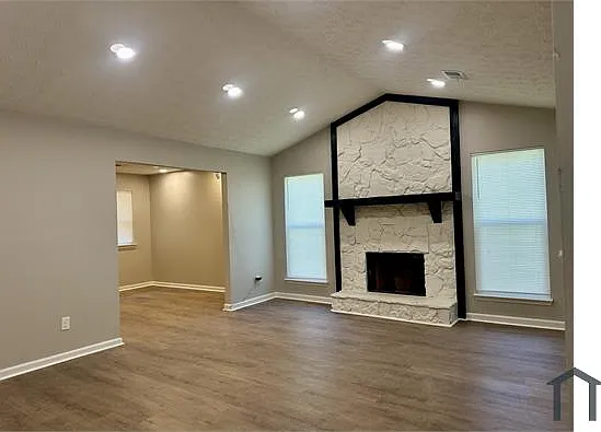 3 bed, 1326 sqft, $2,100 — Photo 2
