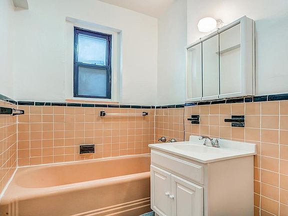 4th image of 1 Parade Pl APT 4