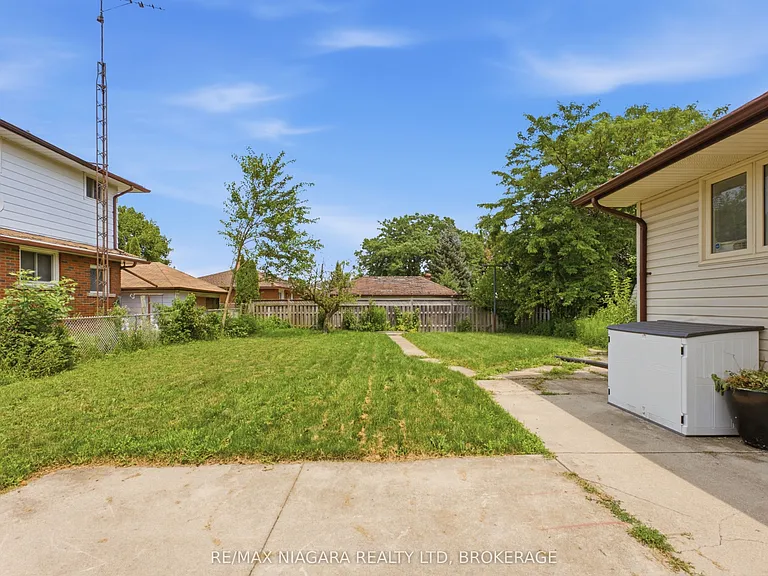 250 Grantham Ave #BASEMENT — Photo 12