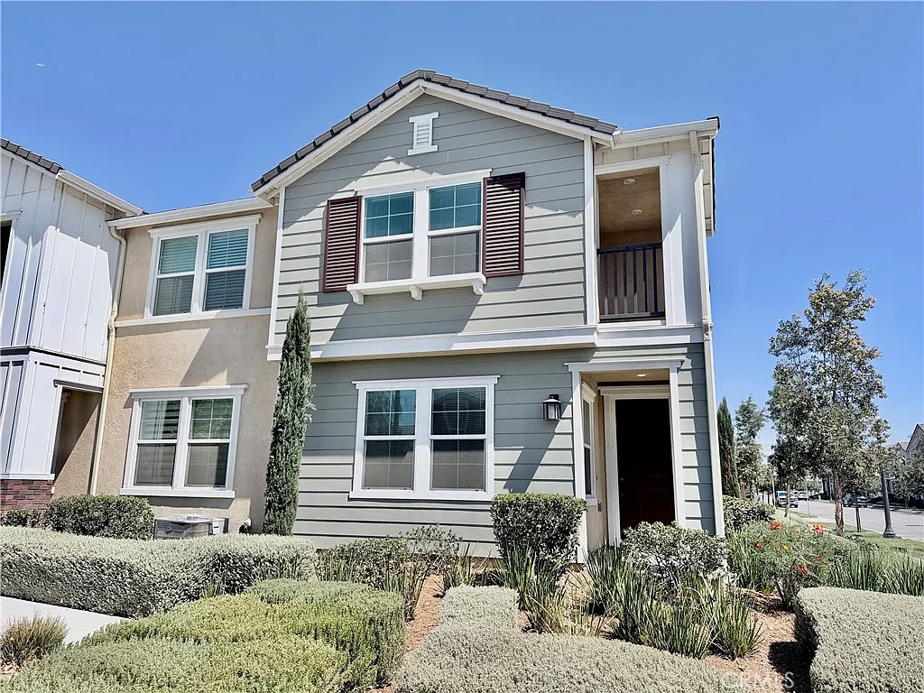 3 bed, 2.5 bath, 2050 sqft, $3,400 — Photo 1