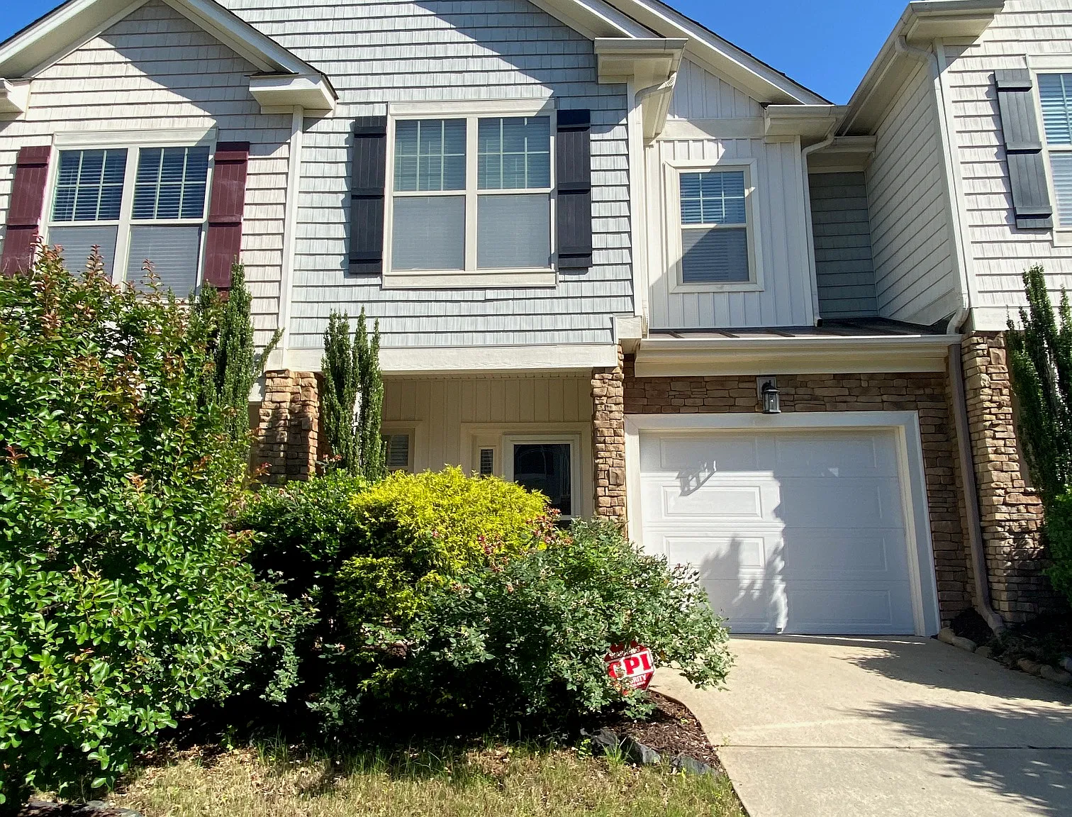 3 bed, 2.5 bath, 2000 sqft, $2,200 — Photo 1