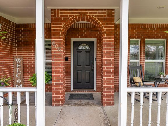 3rd image of 606 Walnut St