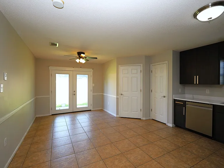 812 Madelyn St — Photo 5