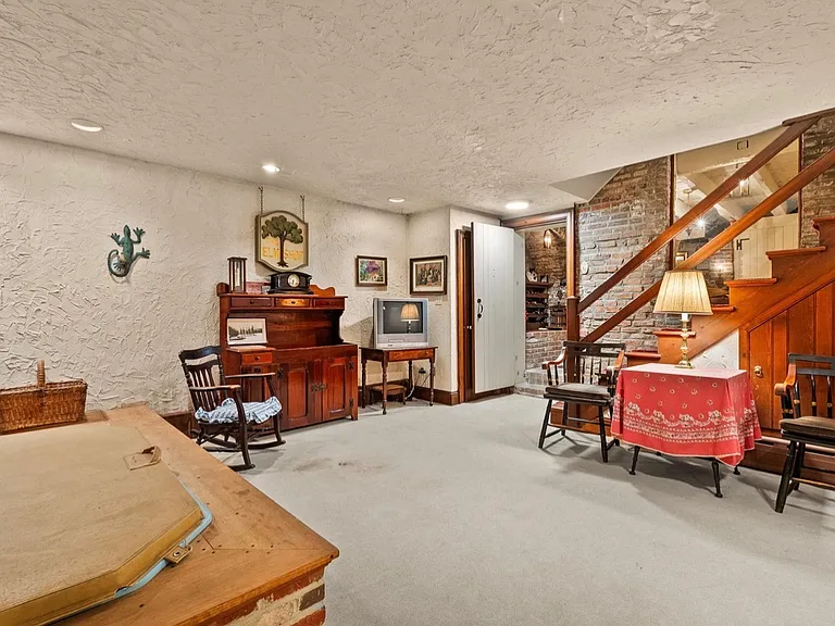 213 Cameron St — Photo 41
