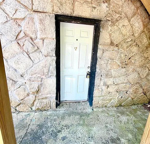 1093 Fayetteville Rd SE — Photo 2