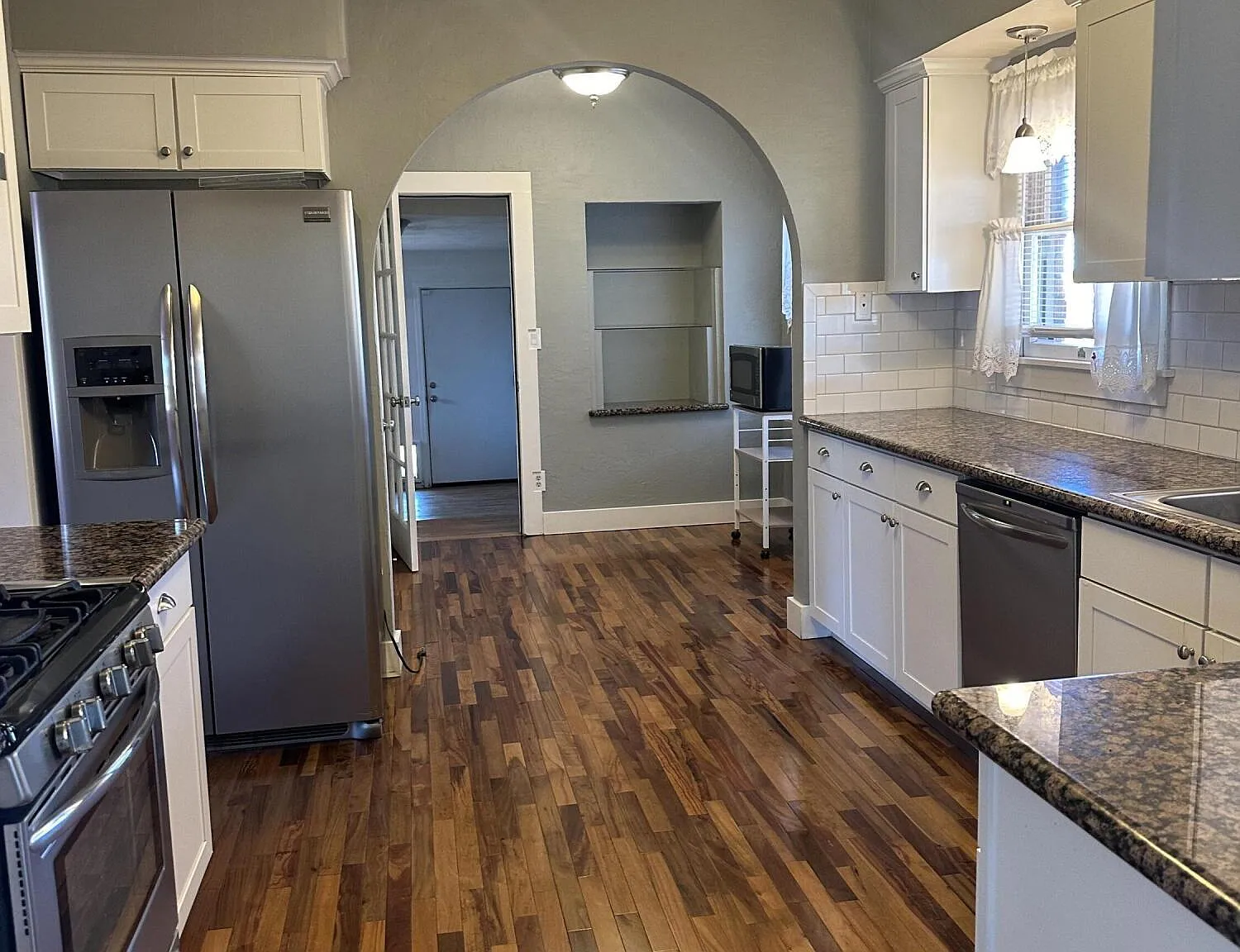 2 bed, 1.0 bath, 1267 sqft, $2,850 — Photo 4