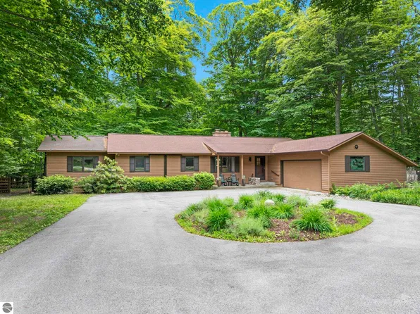 3862 N Trillium Dr, Leland, MI 49654