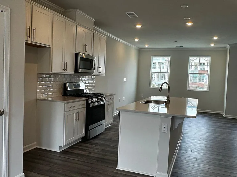 2505 Kasota Ln — Photo 8
