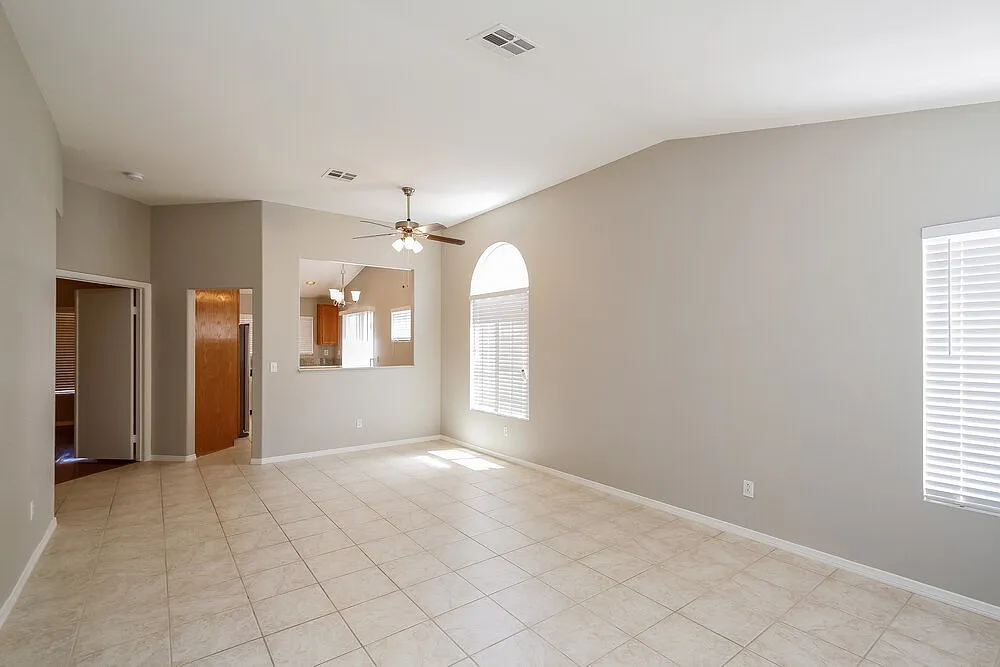 3 bed, 2.0 bath, 1282 sqft, $2,010 — Photo 3