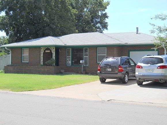 1st image of 202 N Rainbow Dr