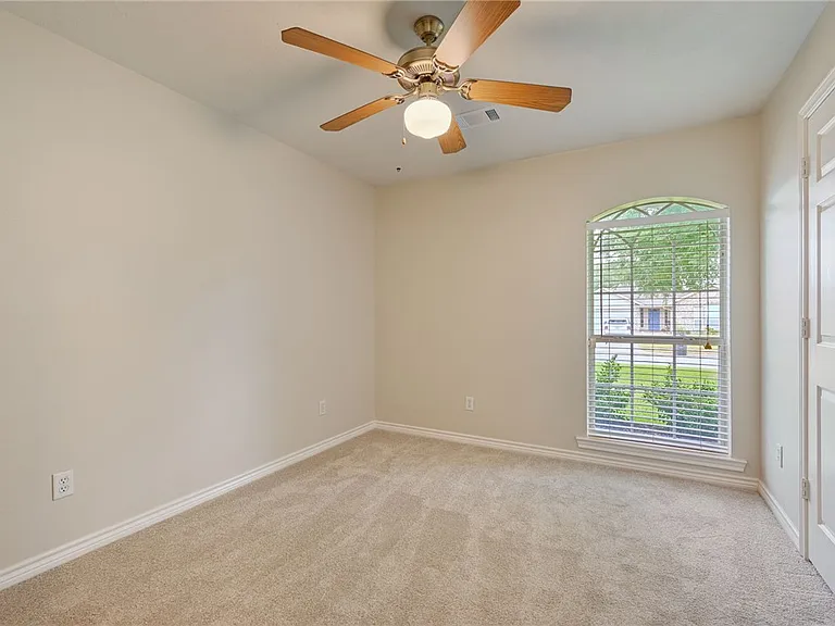 1208 Markham Ln — Photo 9
