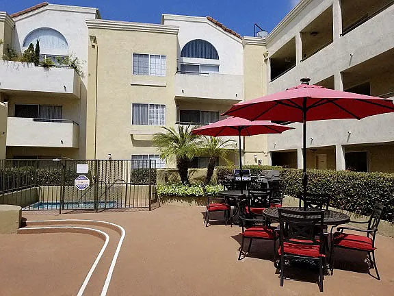 Burbank Village Apartments — Photo 20