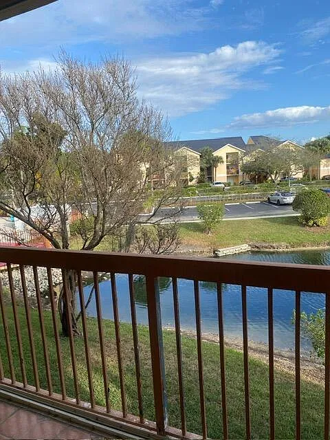 2 bed, 2.0 bath, 958 sqft, $1,900 — Photo 2