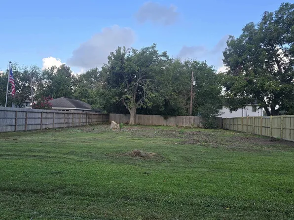 2308 9th St, Port Neches, TX 77651