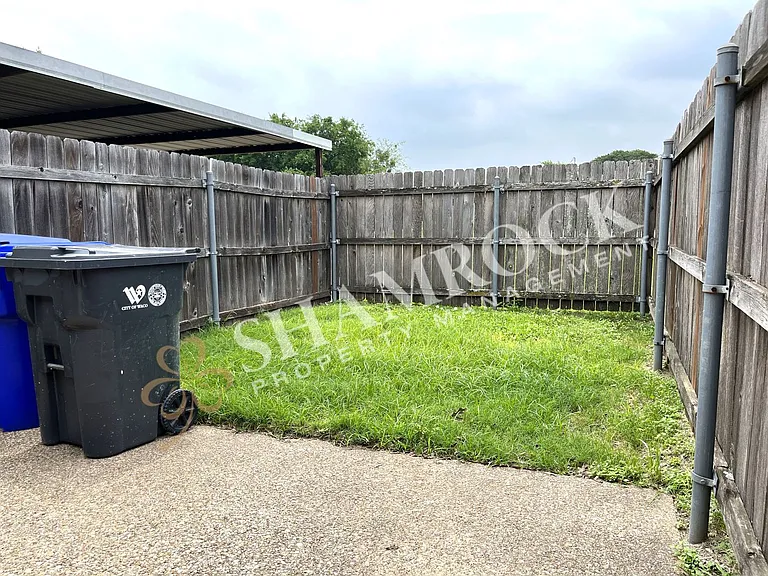9004 Regal Dr — Photo 15