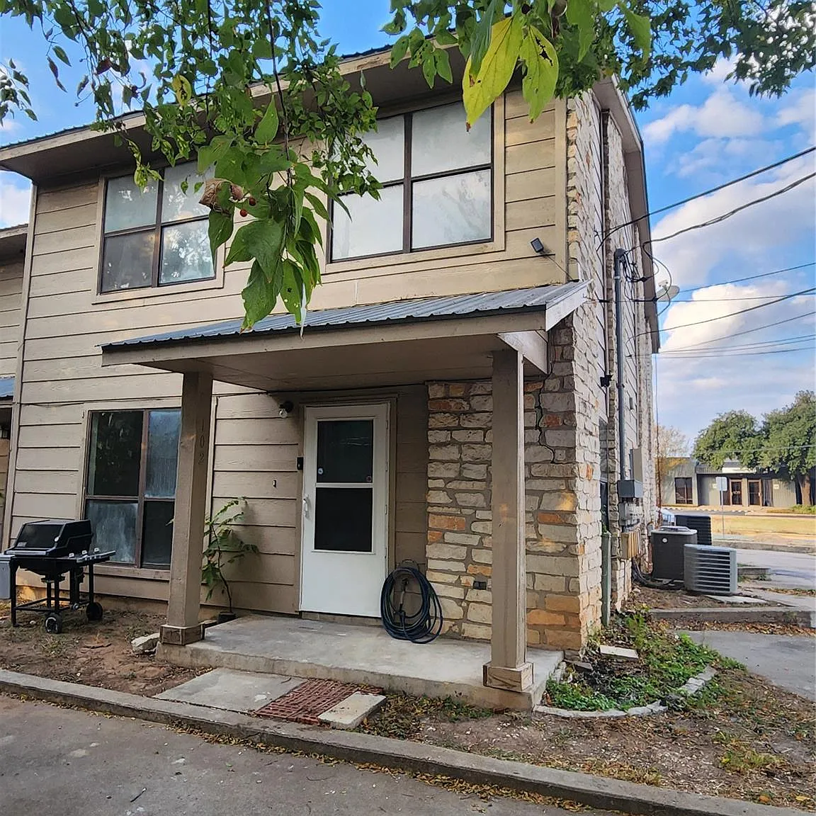 2 bed, 1.5 bath, 950 sqft, $1,600 — Photo 1