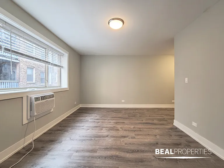 530 W Surf — Photo 12