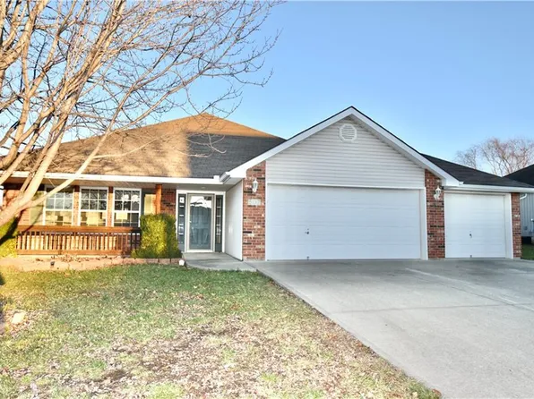 507 Cross Creek Dr, Grain Valley, MO 64029